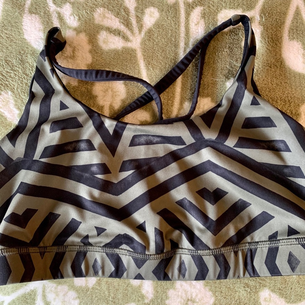 Lululemon size 6 sports bra (energy style)